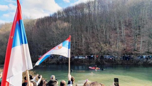 PLIVALO ŠEST DAMA: Uspešno Bogojavljensko plivanje na Grzi kod Paraćina (FOTO)