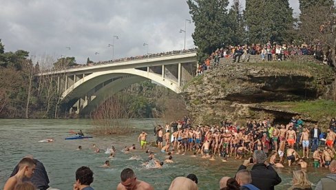 BOGOJAVLJENJE U PODGORICI: Do krsta prvi isplivao Bogdan Jovićević (FOTO/VIDEO)