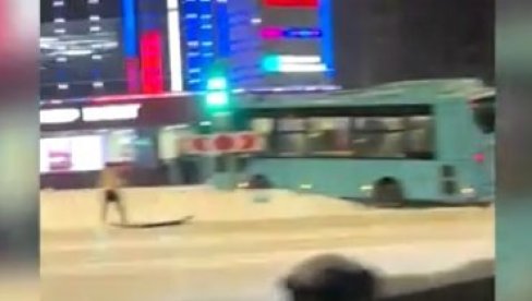 SNEG IZAZVAO HAOS: Autobus izleteo na trotoar, povređena i trudnica (VIDEO) SNEG IZAZVAO HAOS: Autobus izleteo na trotoar, povređena i trudnica (VIDEO)