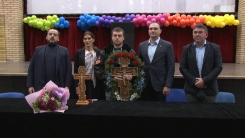 OSTVARIO DEČAČKI SAN: Lazar Jakovljević prvi u Zrenjaninu na Bogojavljenje doplivao do Časnog krsta (FOTO)