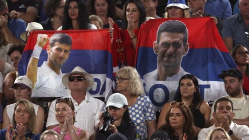 KAD POKULJAJU EMOCIJE: Evo šta su posle poraza Novaka Đokovića u polufinalu Australijan opena uradili njegovi navijači (VIDEO)
