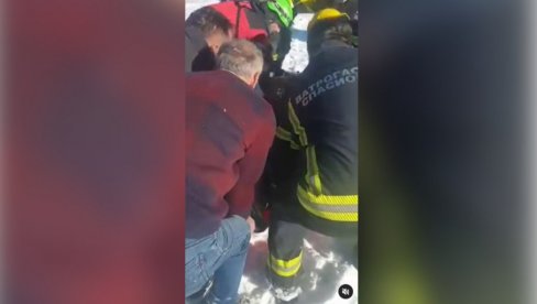 ОКОНЧАНА ДРАМА У БАЈИНОЈ БАШТИ: Погледајте како су ватрогасци спасили мушкарца који је пао са видиковца (ВИДЕО) ОКОНЧАНА ДРАМА У БАЈИНОЈ БАШТИ: Погледајте како су ватрогасци спасили мушкарца који је пао са видиковца (ВИДЕО)