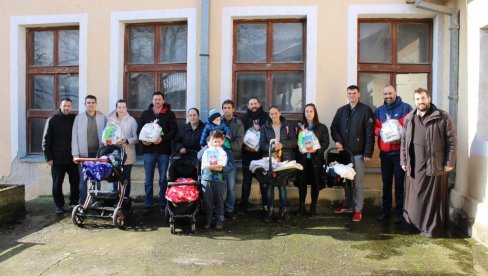 BEBI PAKETI ZA DECU IZ MILIVE: Roditeljima uručena donacija mesne zajednice (FOTO)