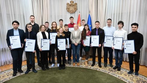 VIŠE OD POLA NAGRADA OTIŠLO U RUKE DEVOJČICA: Fond za mlade talente nagradio 1.296 đaka koji su osvojili medalje na takmičenjima -