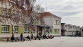 DOJAVE O BOMBAMA I U LESKOVCU: Deca radi bezbednosti poslata kućama