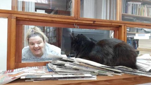 ОГЊЕНКА СЕ ОДОМАЋИЛА У ЧИТАОНИЦИ: Необична црна мачка већ осам година свакодневно долази у градску библиотеку у Вршцу