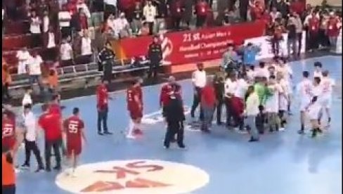 HAOS NA RUKOMETNOM MEČU: Igrači napali sudiju, petorica privedeno, pa dobili medalje (VIDEO)