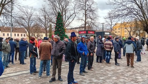 ПРОТЕСТ МЕШТАНА КУРШУМЛИЈСКИХ СЕЛА: Уз административну линију са Косовом и Метохијом због свакодневних упада наоружаних Албанаца ПРОТЕСТ МЕШТАНА КУРШУМЛИЈСКИХ СЕЛА: Уз административну линију са Косовом и Метохијом због свакодневних упада наоружаних Албанаца