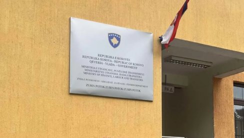 НАСТАВАК ЈЕДНОСТРАНИХ И НАСИЛНИХ АКЦИЈА ПРИШТИНСКИХ ВЛАСТИ: Табла „Република Косово“ на згради Центра за социјални рад у Зубином Потоку