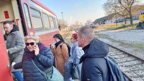 PRUGOM JEZDE NAJVIŠE STUDENTI I PENZIONERI: Posle duge pauze, Lozničani se ponovo privikavaju na prevoz železnicom do Šapca, Rume, Beograda