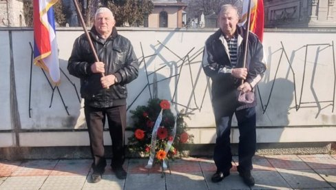 ZA STRADALE U ŠUMI KOD GOLUBOVCA: Venci na spomen-kosturnicu u Paraćinu (FOTO)