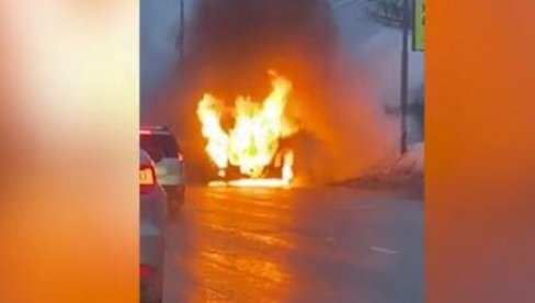 AUTOBUS U PLAMENU: Požar nasred puta, crni dim se diže u nebo (VIDEO) AUTOBUS U PLAMENU: Požar nasred puta, crni dim se diže u nebo (VIDEO)