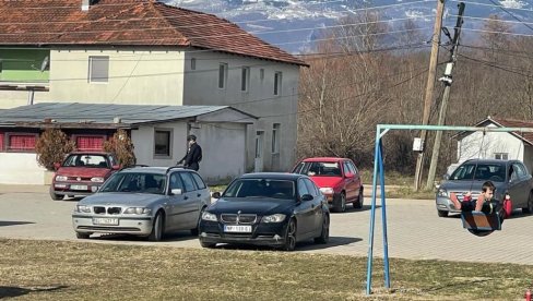 DOK SE SRPSKA DECA LJULJAJU, KURTIJEVI SPECIJALCI NOSE DUGE CEVI: Pogledajte upad tzv. kosovske policije u Goraždevcu (FOTO)