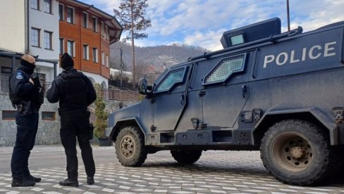 SRBI IZ KOSOVSKE MITROVICE PUŠTENI NA SLOBODU: Privedeni zbog letaka u kojima se poziva na otpor Kurtijevoj policiji