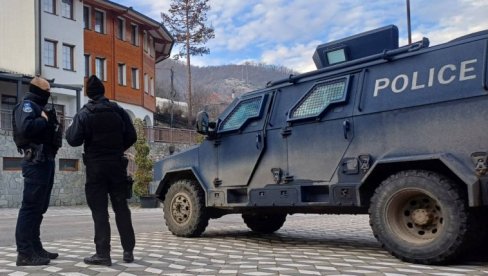 КУРТИ НЕ ДА СРБИМА МИРА НИ НА СПАСОВДАН: На пошти у Прилужју постављена табла лажне државе