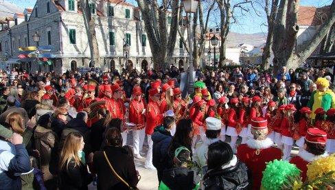 KARAVAN MIMOZE TRADICIONALNO POSETIO TREBINJE: Žuti cvet i veselo društvo obradovali Trebinjce