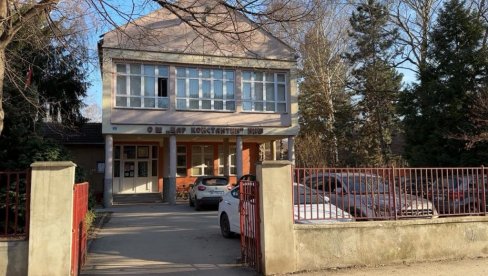 ПОБЕГЛА ОД НАСИЛНИЦА У ДРУГУ ШКОЛУ: Полиција и тужилаштво испитују случај напада на ученицу у Нишу ПОБЕГЛА ОД НАСИЛНИЦА У ДРУГУ ШКОЛУ: Полиција и тужилаштво испитују случај напада на ученицу у Нишу