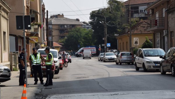 ПОЛИЦИЈА ГА ИСКЉУЧИЛА ИЗ САОБРАЋАЈА: У мерцедесу, под дејством алкохола, на предњем седишту возио дете (4)