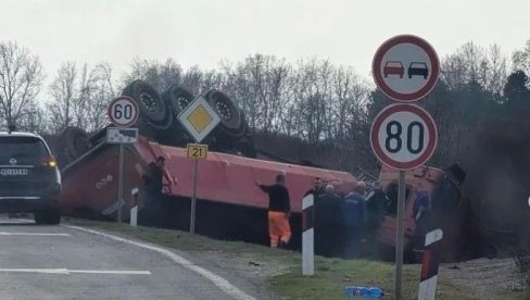 KAMION SLETEO S PUTA, IMA POVREĐENIH: Saobraćajna nesreća na putu Ruma- Šabac, oštećeni i automobili (FOTO)