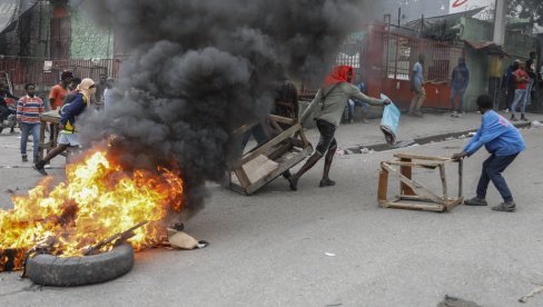 IMA POGINULIH U SUKOBU SA POLICIJOM: Potpuni haos na Haitiju - Pripadnici paravojne formacije ubijeni u razmeni vatre (FOTO)