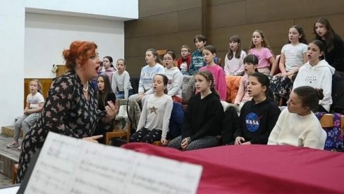 ЗВОНКИ ГЛАСОВИ И КЛАСИКА У ПУНОМ СЈАЈУ : Дечји оперски хор СНП   приређује гала концерт