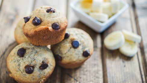 VOĆE IM DAJE POSEBNU DRAŽ: Posni banana mafini sa čokoladom, a treba vam samo 3 sastojka