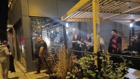 POLOMLJENO STAKLO, SRČA PO LOKALU: Slike haosa na Ceraku - dvoje dece među troje povređenih, u kafić uleteo saobraćajni znak (FOTO) POLOMLJENO STAKLO, SRČA PO LOKALU: Slike haosa na Ceraku - dvoje dece među troje povređenih, u kafić uleteo saobraćajni znak (FOTO)