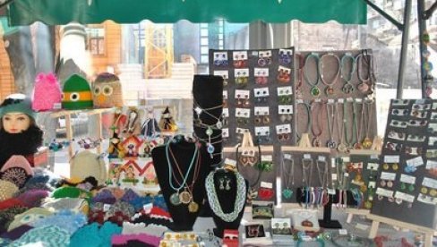 OD VOĆA I POVRĆA, DO NAKITA: Prolećni bazar na pijaci u Zemunu