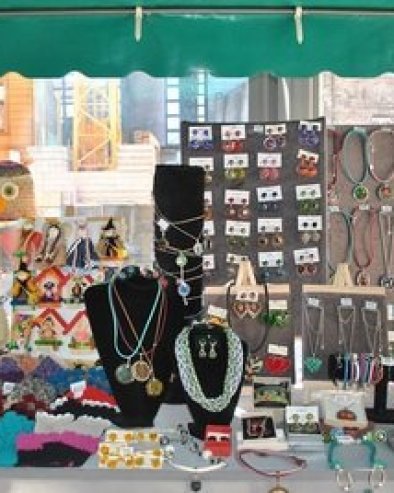 ОД ВОЋА И ПОВРЋА, ДО НАКИТА: Пролећни базар на пијаци у Земуну