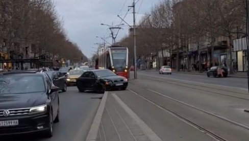 TEŽAK SUDAR U CENTRU BEOGRADA: Automobil odleteo na trotoar i pokosio ženu (FOTO/VIDEO)
