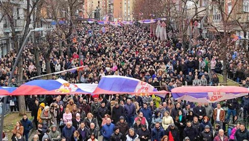 ВЕЛИЧАНСТВЕНИ ПРИЗОРИ ИЗ ВАЗДУХА: Море људи у Митровици на протесту против Куртијевог режима (ФОТО)