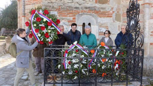 ПРЕДСТАВНИЦИ УДРУЖЕЊА НОВИНАРА СРБИЈЕ ПОЛОЖИЛИ СУ ВЕНЦЕ НА  ГРОБ ДИМИТРИЈА ДАВИДОВИЋА: Писца првог српског устава (ФОТО)