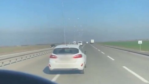 БАХАТИ ВОЗАЧ ИЗАЗВАО БУРНЕ РЕАКЦИЈЕ НА МРЕЖАМА: Појавио се снимак са обилазнице око Борче, сви се питају да ли је пијан (ВИДЕО) БАХАТИ ВОЗАЧ ИЗАЗВАО БУРНЕ РЕАКЦИЈЕ НА МРЕЖАМА: Појавио се снимак са обилазнице око Борче, сви се питају да ли је пијан (ВИДЕО)