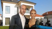 ЛУКСУЗНА ВИЛА У ЗЕМУНУ: Завирите у дом Милана Борјана који вреди милионе (ФОТО) ЛУКСУЗНА ВИЛА У ЗЕМУНУ: Завирите у дом Милана Борјана који вреди милионе (ФОТО)