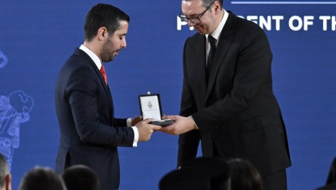 LAUREAT I MINISTAR: Zlatnu medalju za posebne zasluge dobio Tomislav Momirović