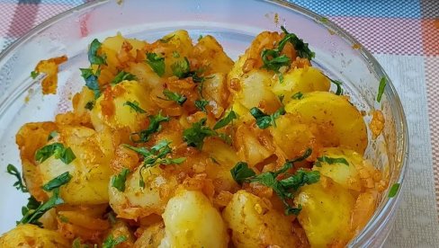 SAVRŠEN ZA VASKRŠNJI POST: Restovani krompir sa paprikom i začinima