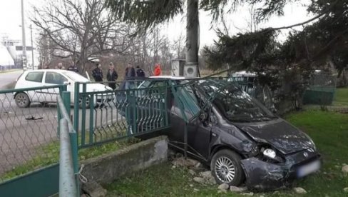 АУТОМ СЕ ЗАКУЦАО У ОГРАДУ: Саобраћајна несрећа код Обреновца (ФОТО)