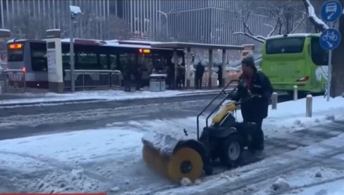 JAKE SNEŽNE PADAVINE U PEKINGU: Skoro 200 deonica puteva zatvoreno zbog nepovoljnih vremenskih uslova JAKE SNEŽNE PADAVINE U PEKINGU: Skoro 200 deonica puteva zatvoreno zbog nepovoljnih vremenskih uslova