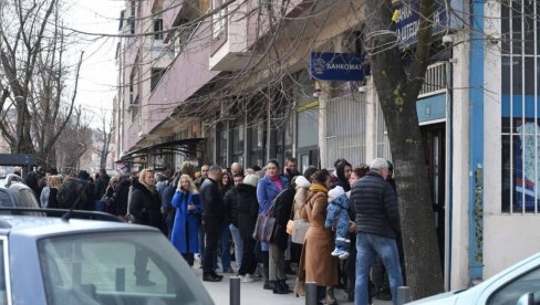 PROSVETARI NA KiM OGORČENI JER NE MOGU DA PODIGNU PLATE: Kako ćemo decu da školujemo? (FOTO)