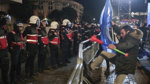 RAMU OPTUŽUJU ZA KORUPCIJU: U glavnom gradu Albanije deo opozicije sa svojim pristalicama održao protest protiv aktuelne vlade