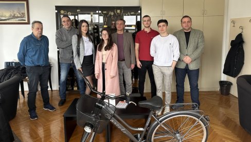OD BICIKLA DO BESPLATNE ISHRANE U MENZI : Pobednicima studentskog literarnog konkursa u Novom Sadu danas uručene nagrade