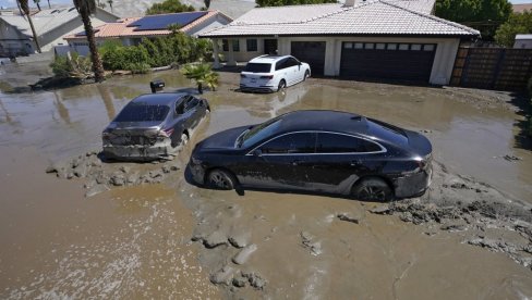 НОВО СНАЖНО НЕВРЕМЕ ПРЕТИ КАЛИФОРНИЈИ: Поплаве и клизишта однели жртве, 150.000 без струје