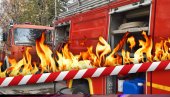 СТАНОВНИЦИ ЕВАКУИСАНИ: Велики пожар код Пријепоља, ватра захватила најмање 15 кућа СТАНОВНИЦИ ЕВАКУИСАНИ: Велики пожар код Пријепоља, ватра захватила најмање 15 кућа