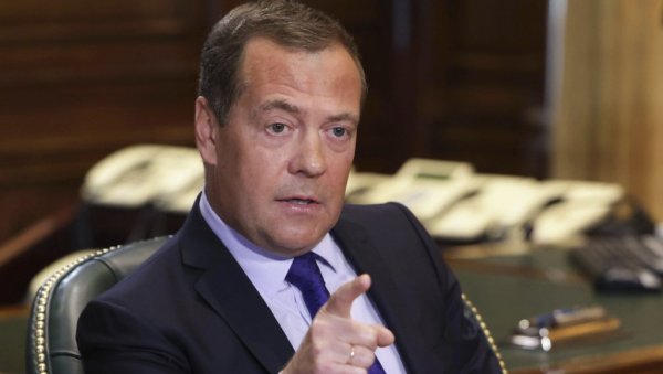 МАКРОН И ШОЛЦ ПРАВАЦ НА СМЕТЛИШТЕ ИСТОРИЈЕ Огласио се Медведев - Не бира речи за лидере Француске и Немачке