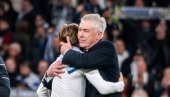 РЕАЛ СЕ ОПРОСТИО ОД АНЋЕЛОТИЈА И МОДРИЋА: Навијачима транспарентима испратили Италијана и Хрвата из клуба