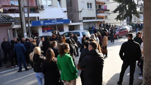 NEĆEMO OTIĆI NI PO CENU DA BUDEMO GLADNI Zubin Potok - Ispred ekspoziture Poštanske štedionice jutros najviše žena zaposlenih u „Jumku”