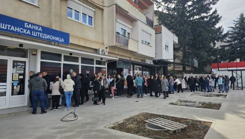 VASPITAČI ISPRED FILIJALE POŠTANSKE ŠTEDIONICE U LEPOSAVIĆU: Zbog odluke o ukidanju dinara na rubu su egzistencije VASPITAČI ISPRED FILIJALE POŠTANSKE ŠTEDIONICE U LEPOSAVIĆU: Zbog odluke o ukidanju dinara na rubu su egzistencije