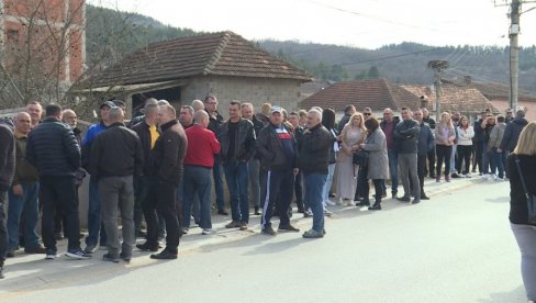 SRBI NE MOGU DA PODIGNU SVOJA PRIMANJA NI U RANILUGU: U pošti nema novca - Kako prehraniti decu?