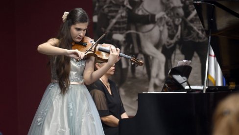 VIOLINISTKINJA LANA ZORJAN NASTUPILA U BEOGRADU UZ MILANA KOSTELENECA : Stefan je moj veliki uzor