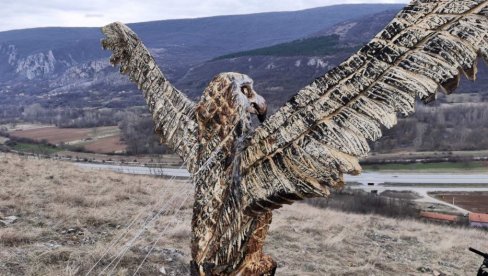 ORAO  DOČEKUJE GOSTE: Dušan Živković iz Crvenčeva skulpturom srpskog simbola privlači pirotske posetioce